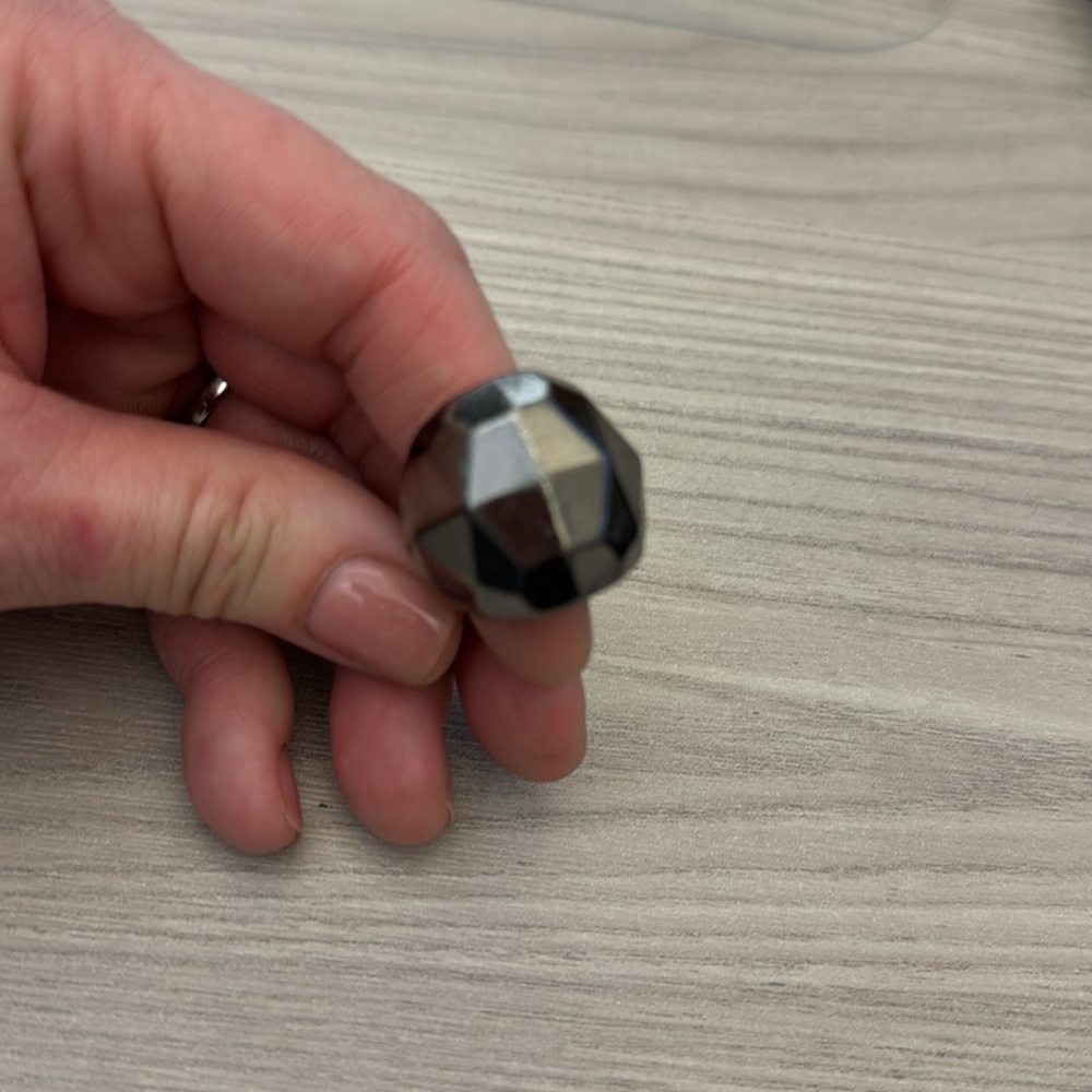 Costume jewelry ring plastic black and silver geometric - Picture 3 of 5